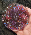 Zuckerschädel-Rosen-Schlüsselanhänger aus Kunstharz – Mauve Glitzer & Blumen-Totenkopf | Gothic Dunkelromantisches handgemachtes Geschenk Australien