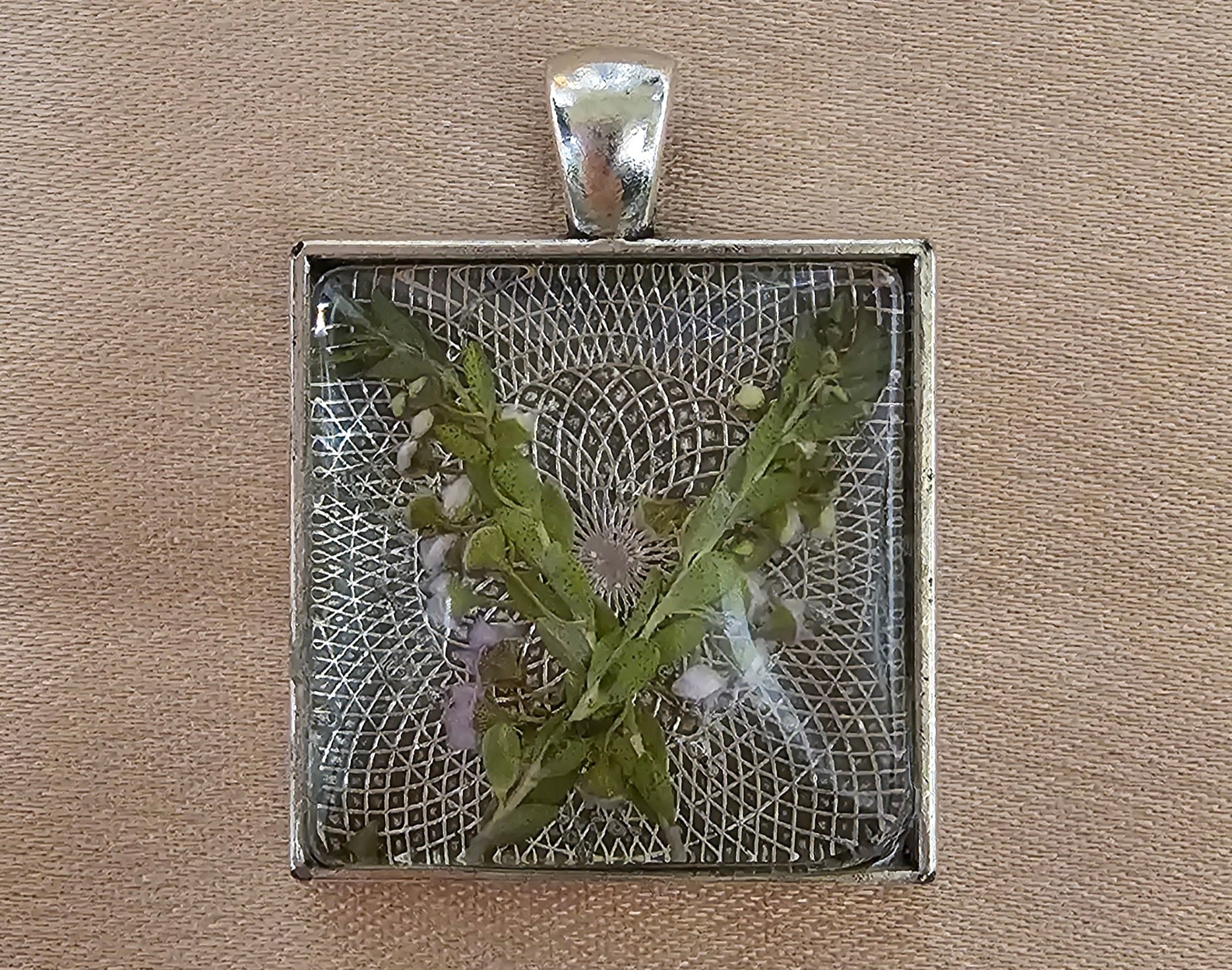 Echte Blumen Quadratischer Harz-Anhänger | Gepresste Botanicals auf silberner Spitzenunterlage | Handgemachter Cottagecore Schmuck