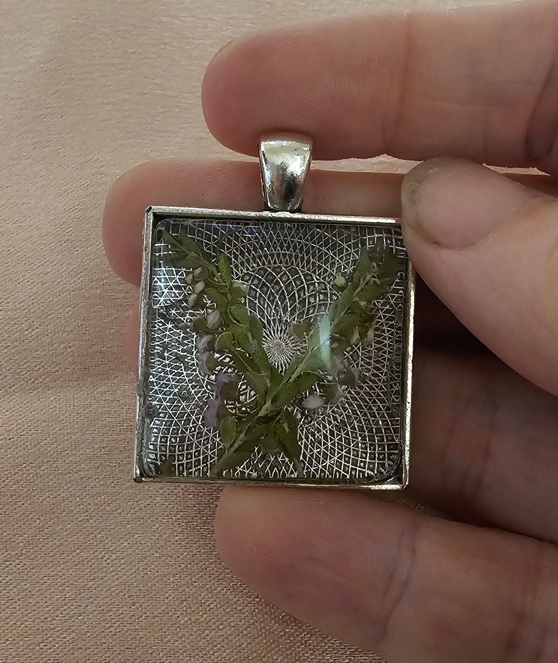 Echte Blumen Quadratischer Harz-Anhänger | Gepresste Botanicals auf silberner Spitzenunterlage | Handgemachter Cottagecore Schmuck