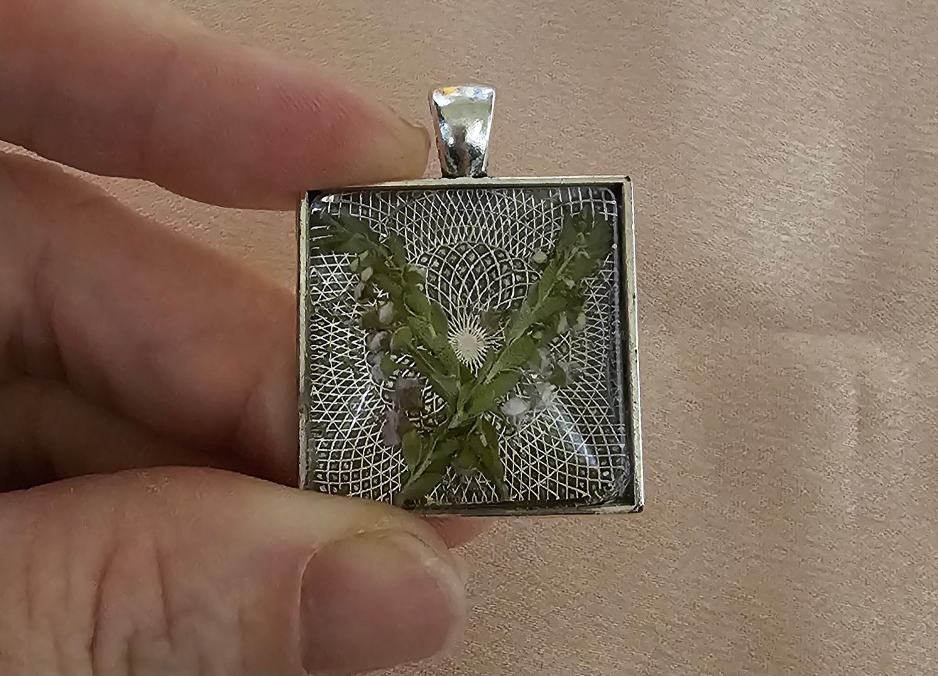 Echte Blumen Quadratischer Harz-Anhänger | Gepresste Botanicals auf silberner Spitzenunterlage | Handgemachter Cottagecore Schmuck